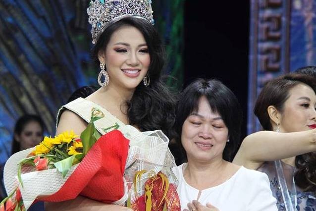 Mẹ Phương Khánh xúc động trong thời khắc con gái đăng quang Miss Earth 2018. 