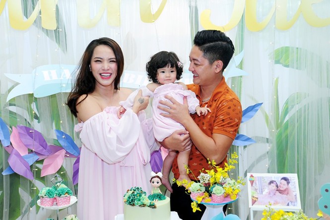 Hải Băng và ông xã- diễn viên Thành Đạt trong sinh nhật con gái đầu. 