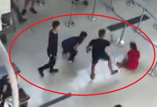 Các đối tượng hành hung nhân viên sân bay Thọ Xuân (Ảnh cắt từ clip)