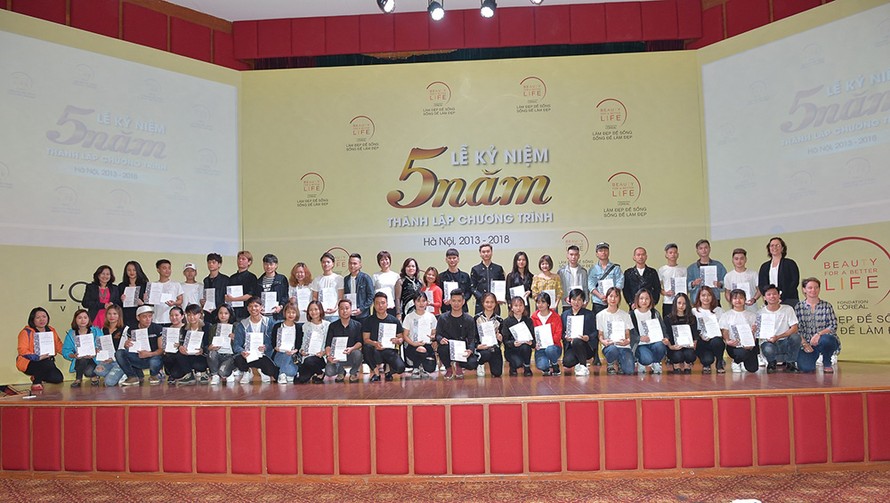 Các học viên tại Hà Nội và khu vực phía Bắc hân hoan trong lễ tốt nghiệp.
