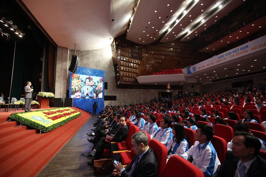 Phó Thủ tướng Vũ Đức Đam đối thoại với sinh viên tại Đại hội Hội sinh viên Việt Nam khoá X. Ảnh: Như Ý.