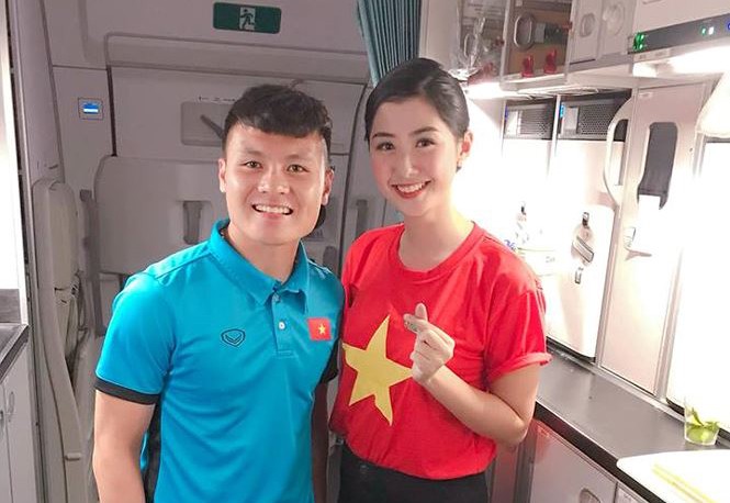 Phạm Ngọc Linh chụp ảnh lưu niệm cùng Quang Hải trên chuyên cơ chở đội tuyển Việt Nam từ Malaysia về nước.