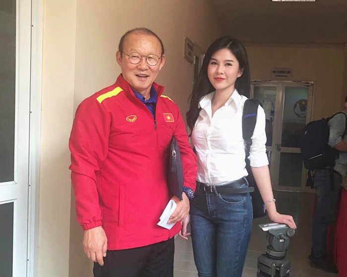 BTV Thu Hoài luôn theo sát HLV Park Hang Seo trong các trận đấu của đội tuyển Việt Nam tại AFF Cup 2018.