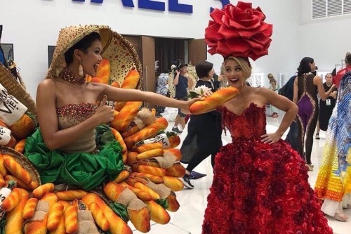 H'Hen Niê diện trang phục bánh mì đùa nghịch với Hoa hậu Mỹ trong hậu trường Universe.
