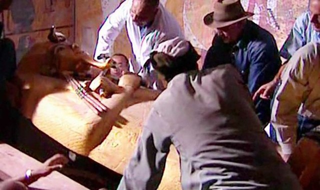 Các nhà khảo cổ học mở nắp quan tài chứa xác ướp của vua Tutankhamun