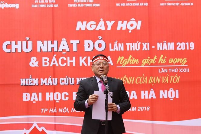 Nhà báo Lê Xuân Sơn, TBT báo Tiền phong, Trưởng BTC chương trình Chủ nhật đỏ.