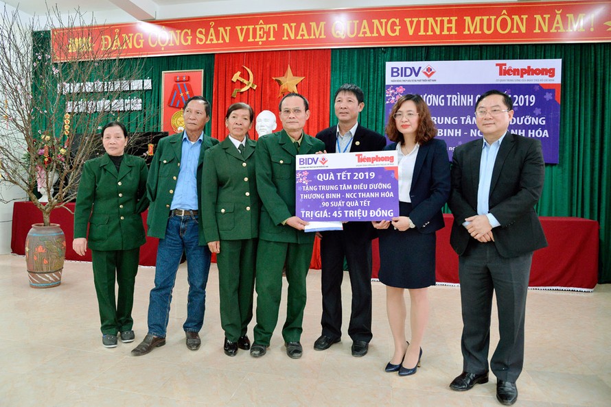 Bà Phạm Thị Thúy Nga- Phó Giám đốc BIDV chi nhánh Thanh Hóa trao tặng Trung tâm món quà Tết 45.000.000 đồng của BIDV. 
