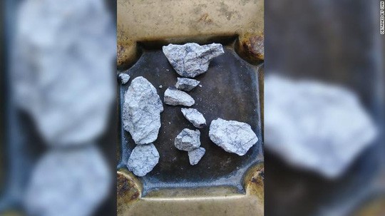 Một số cư dân địa phương chia sẻ những hình ảnh của những viên đá màu đen mà họ tin rằng là mảnh vụn của hòn đá vũ trụ vừa "hạ cánh". Ảnh: CNN