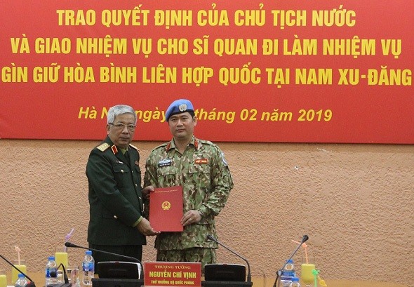 Thượng tướng Nguyễn Chí Vịnh trao quyết định của Chủ tịch nước cho Trung tá Nguyễn Kim Tỉnh.