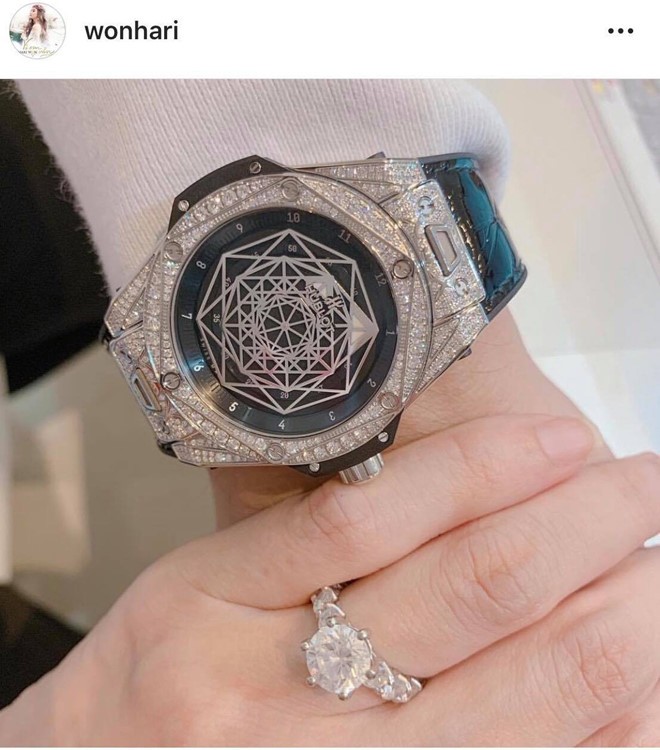 Nhẫn kim cương và đồng hồ hàng hiệu mà vợ chồng Trấn Thành dành tặng nhau nhân kỉ niệm 2 năm ngày cưới.