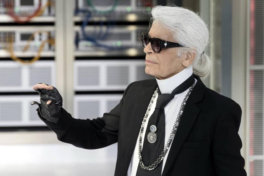 Showbiz 19/2: Fan sốc khi nhà thiết kế huyền thoại của Chanel qua đời