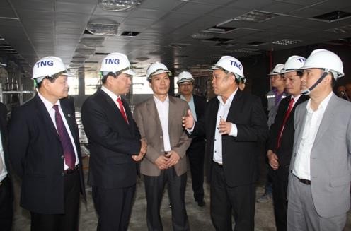 Ông Vũ Hồng Bắc- Chủ tịch UBND tỉnh Thái Nguyên (đứng giữa) làm việc với Công ty Cổ phần Đầu tư và Thương mại TNG - một trong những doanh nghiệp thuộc lĩnh vực may mặc hàng đầu Việt Nam có trụ sở và nhiều nhà máy tại Thái Nguyên.