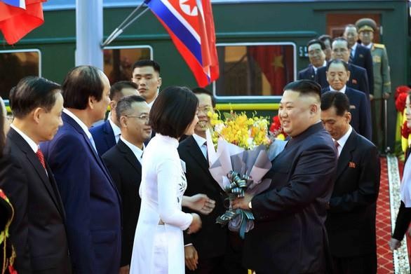 Nữ sinh Cao đẳng Sư phạm Lạng Sơn Nguyễn Thu Uyên trao tặng bó hoa cho Chủ tịch Kim Jong Un khi ông xuống tàu hỏa ở Đồng Đăng. 