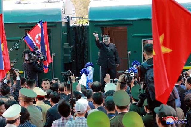 Chủ tịch Triều Tiên Kim Jong-un vẫy tay chào tại ga Đồng Đăng trước khi lên tàu trở về Bình Nhưỡng trưa ngày 2/3 (Ảnh: KCNA)