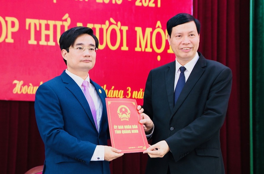 Chủ tịch UBND tỉnh Quảng Ninh Nguyễn Đức Long trao quyết định phê chuẩn kết quả bầu bổ sung chức vụ Chủ tịch UBND huyện Hoành Bồ cho đồng chí Nguyễn Anh Tú.