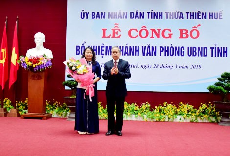 Chủ tịch UBND tỉnh Thừa Thiên Huế Phan Ngọc Thọ trao quyết định và chúc mừng đồng chí Trần Thị Hoài Trâm