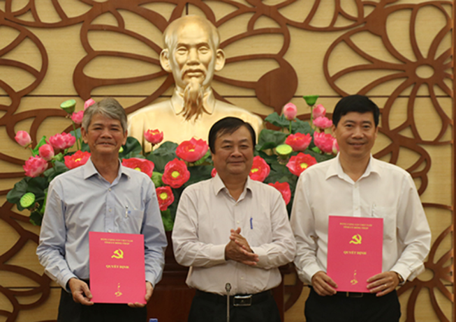Bí thư Tỉnh ủy Đồng Tháp Lê Minh Hoan và 2 cán bộ chủ chốt sau khi nhận quyết định điều động - ảnh dongthap.gov.vn