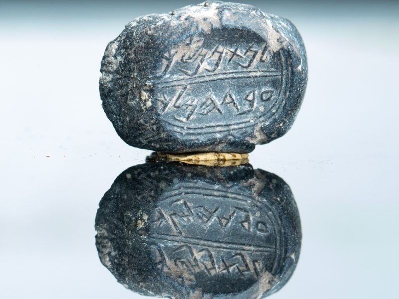 Bộ dấu bằng đá 2.600 năm tuổi khắc tên Kinh thánh ở thành phố cổ Jerusalem mới đượ phát hiện. Ảnh: godtv.com