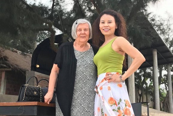 Mẹ Kim Lý và mẹ Hồ Ngọc Hà thân thiết trong chuyến về thăm quê ở Quảng Bình.