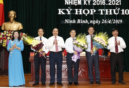 Chủ tịch HĐND tỉnh Ninh Bình Trần Hồng Quảng tặng hoa các ông Đinh Chung Phụng, Chu Thanh Hà nghỉ hưu theo chế độ, và chúc mừng ông Phạm Quang Ngọc (thứ hai bên trái) được bầu giữ chức Phó Chủ tịch UBND tỉnh khóa XIV.