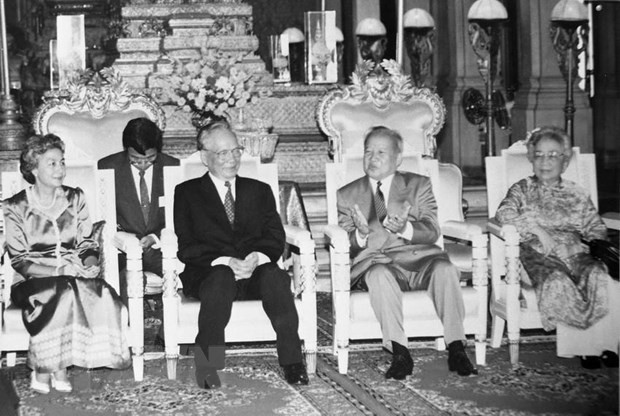 Quốc vương Campuchia Norodom Sihanouk và Hoàng hậu tiếp Chủ tịch nước Lê Đức Anh và Phu nhân thăm chính thức Campuchia, ngày 8/8/1995, tại Phnom Penh. (Ảnh: Cao Phong/TTXVN)