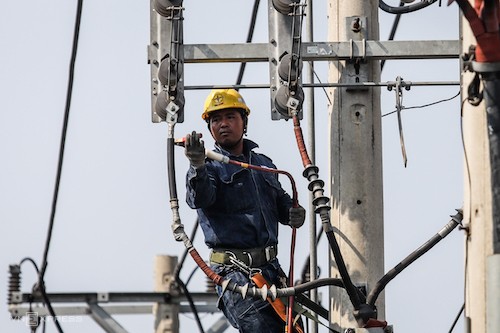 Công nhân Công ty Điện lực TP HCM sửa chữa lưới điện. Ảnh: Thành Nguyễn/VnExpress