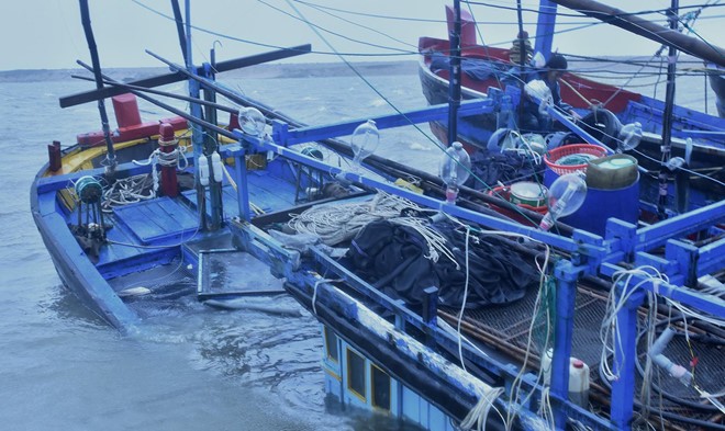 Cơn bão cuối năm 2017 nhấn chìm nhiều tàu thuyền do cửa biển Đà Diễn (TP Tuy Hòa) liên tục bị bồi lấp. Ảnh: Minh Hoàng.