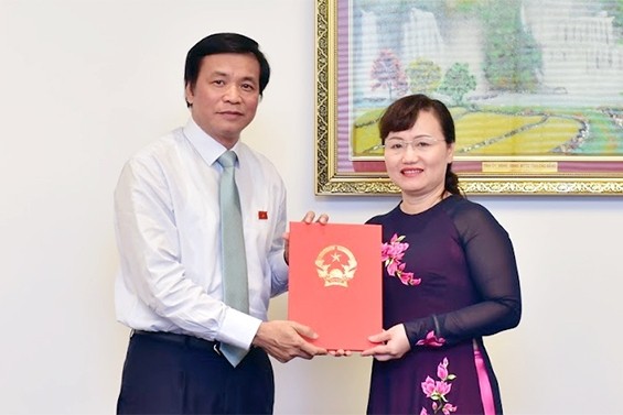 Tổng Thư ký Quốc hội, Chủ nhiệm Văn phòng Quốc hội trao Nghị quyết của Ủy ban Thường vụ Quốc hội cho đồng chí Phạm Thúy Chinh.