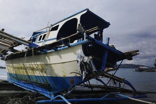 Tàu cá Gem-Ver sau khi được đưa lên bờ tại Philippines. (Ảnh: EPA)