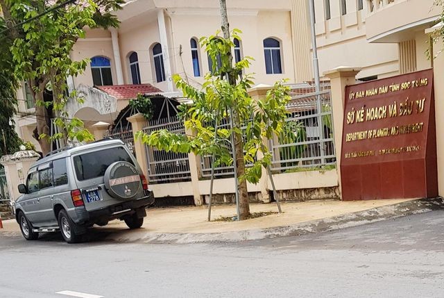 Xe của lực lượng chức năng tỉnh Đắk Nông chở cán bộ điều tra đến Sở KH&ĐT tỉnh Sóc Trăng.