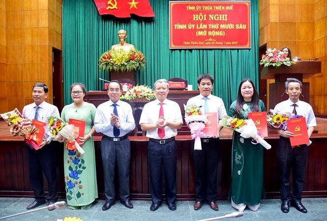 Lãnh đạo Tỉnh ủy Thừa Thiên Huế trao quyết định và chúc mừng các đồng chí được chỉ định làm Ủy viên Ban Chấp hành Đảng bộ tỉnh.