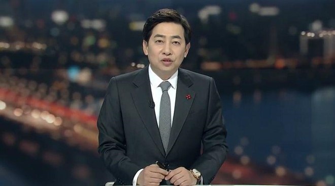Nam phát thanh viên Kim Sung Joon.