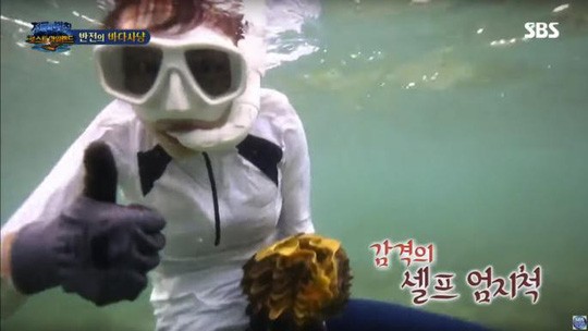 Trong chương trình “The law of the jungle”, nữ diễn viên Lee Yeol Eum tự hào khi bắt được sò khổng lồ. 
