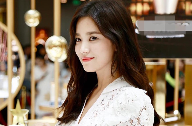 Thái độ bình thản sau ly hôn của Song Hye Kyo bị cư dân mạng chỉ trích. 