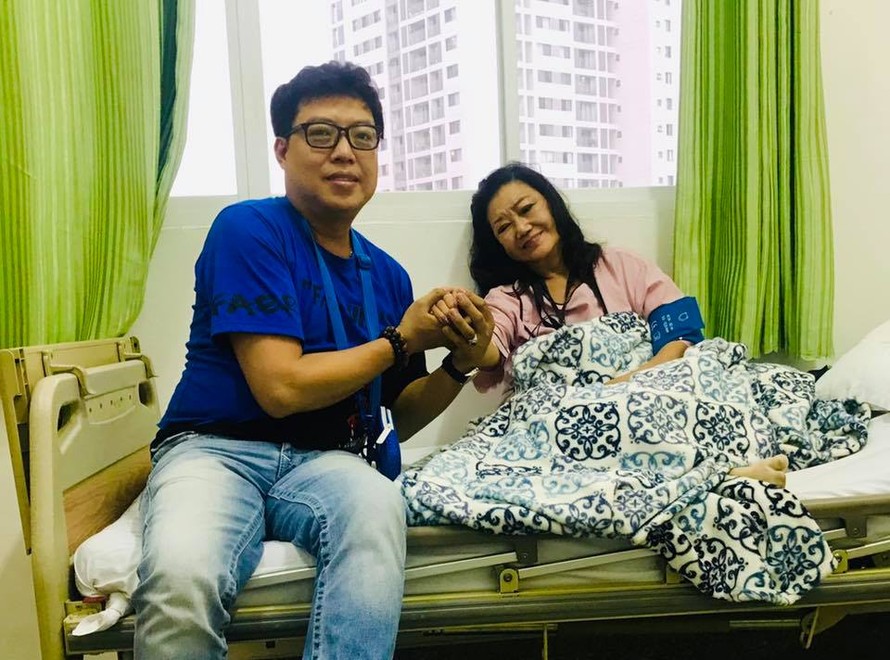 Đạo diễn Thanh Hiệp vào thăm NSND Kim Cương ở bệnh viện. 