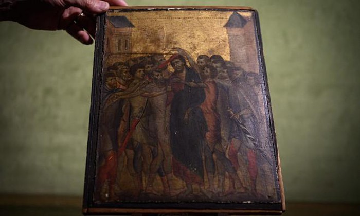 Bức tranh hiếm của Cimabue được tìm thấy gần thủ đô Paris, trong xó bếp của một gia đình vùng nông thôn Compeigne. Ảnh: AFP.