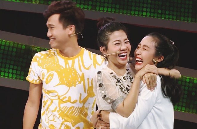 Mai Phương hạnh phúc ôm chầm lấy Ốc Thanh Vân khi chiến thắng số tiền 80 triệu đồng. 