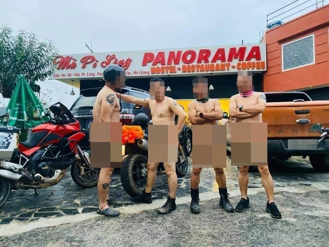 4 người đàn ông khỏa thân chạy xe máy, chụp hình ở Mã Pì Lèng gây phẫn nộ