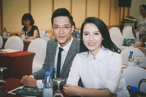 Showbiz 25/10: Chí Nhân nói về nghi vấn chia tay MC Minh Hà, hẹn hò gái lạ