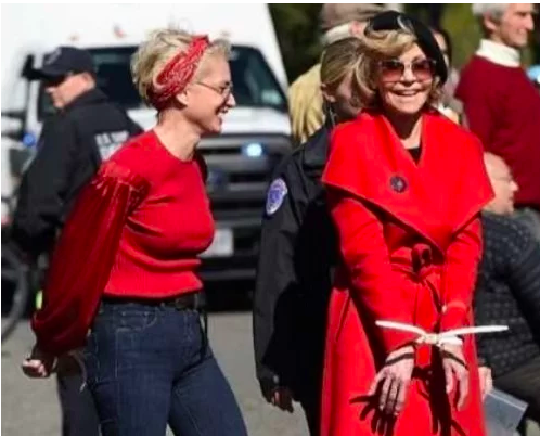 Jane Fonda (phải) cùng một người bị bắt khác. Ảnh: AFP.