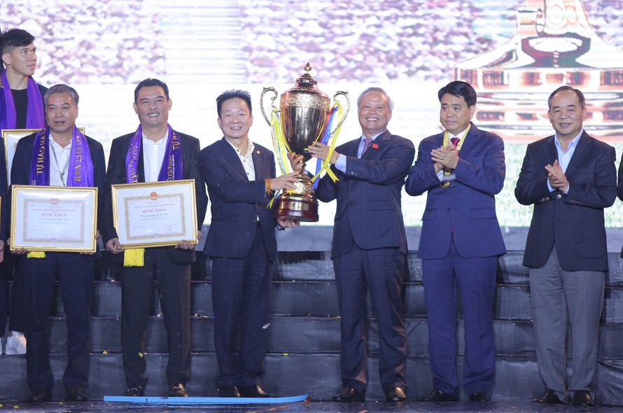 Phó Chủ tịch Quốc hội Uông Chu Lưu nâng Cup vô địch của Hà Nội FC tại Lễ vinh danh