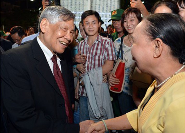 Nguyên Tổng Bí thư Lê Khả Phiêu thăm hỏi người dân trên đường hoa Nguyễn Huệ (TPHCM), tháng 1-2014 - Ảnh: SGGP