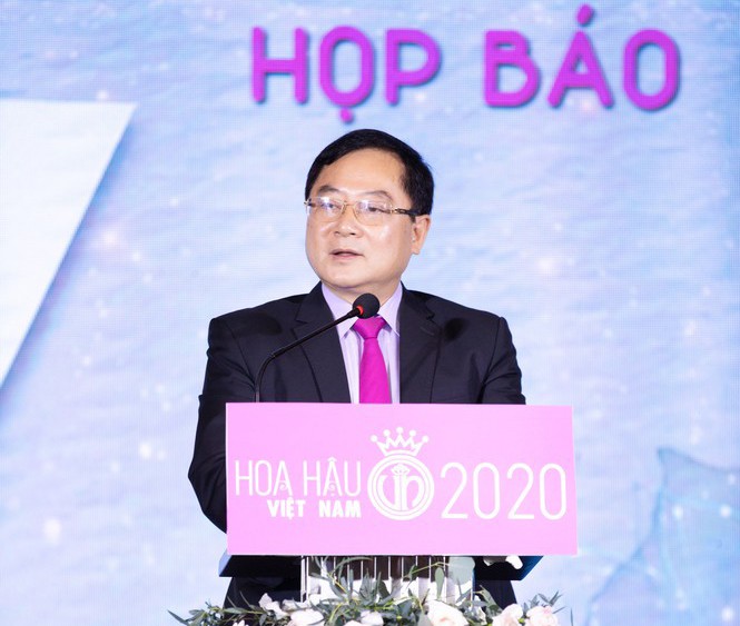 Nhà báo Lê Xuân Sơn tại họp báo khởi động cuộc thi Hoa hậu Việt Nam 2020. 