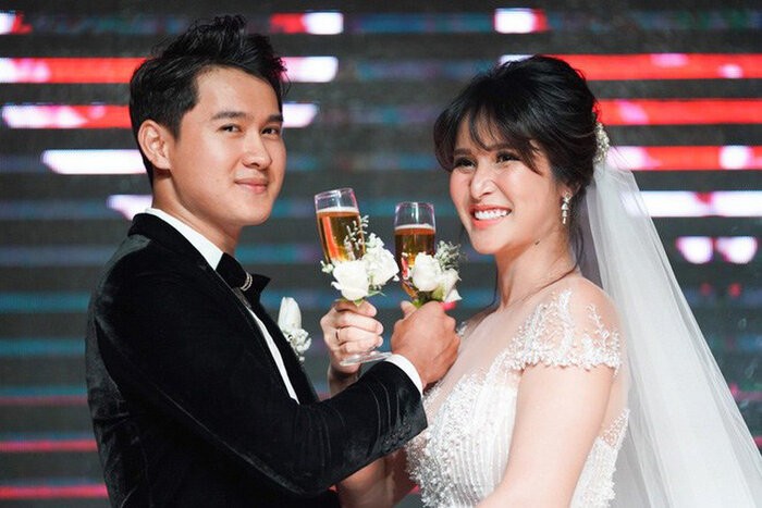 Showbiz 7/10: Vợ cũ cầu thủ Phan Thanh Bình tái hôn với bạn trai kém 9 tuổi