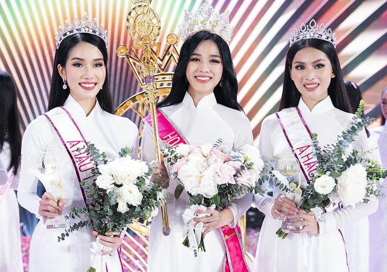 Khoảnh khắc đăng quang của Top 3 Hoa hậu Việt Nam 2020. 