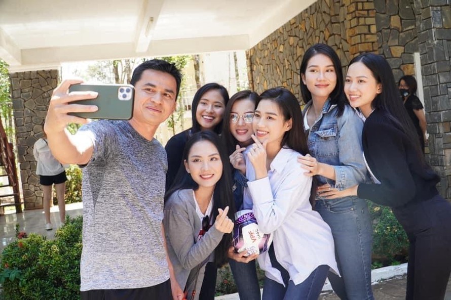 Đỗ Thị Hà và dàn người đẹp Hoa hậu Việt Nam 2020 selfie cùng HLV Kiatisuk