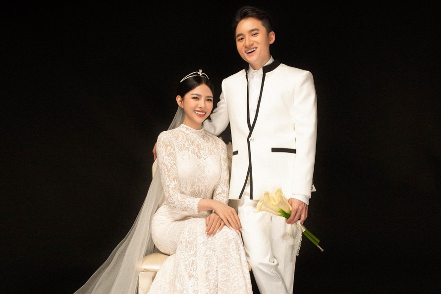 Vợ Phan Mạnh Quỳnh và các người đẹp mặc áo dài xuyên thấu khi tổ chức hôn  lễ ở nhà thờ