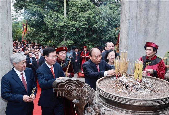 Hình ảnh Chủ tịch nước Nguyễn Xuân Phúc dâng hương tưởng niệm các Vua Hùng