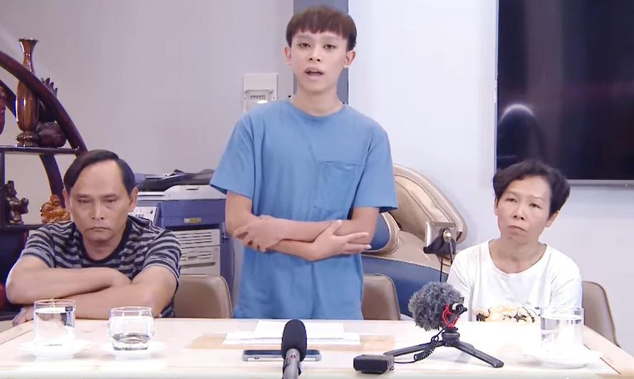 Hồ Văn Cường cùng bố mẹ ruột của mình trong clip xin lỗi Phi Nhung.