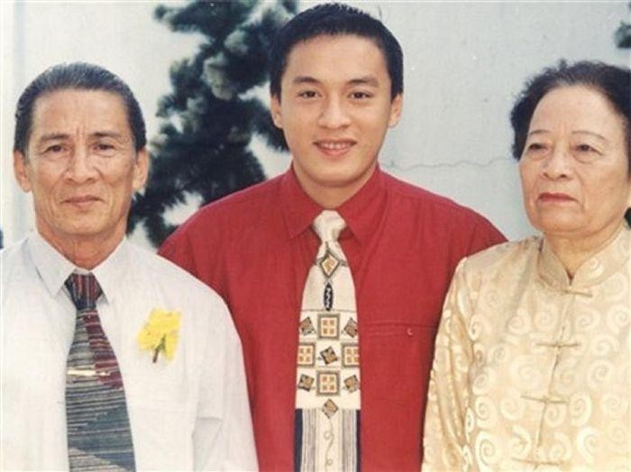 Lam Trường bên cha và mẹ. 